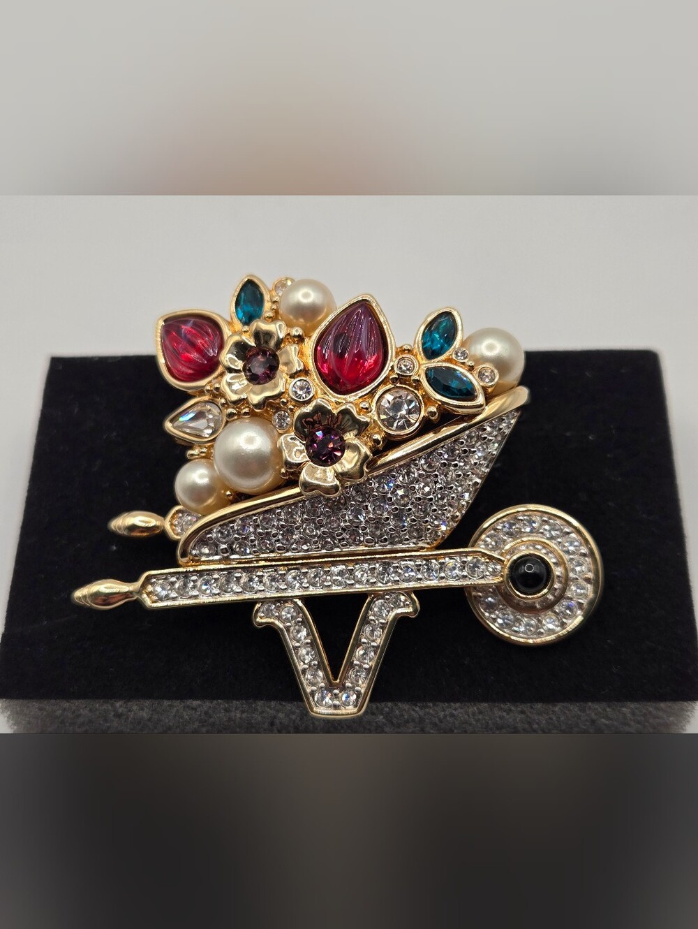 Swarovski Crystal Garden Wheelbarrow Brooch – Retired 1999 SCS – Like New - Picture 3 of 13